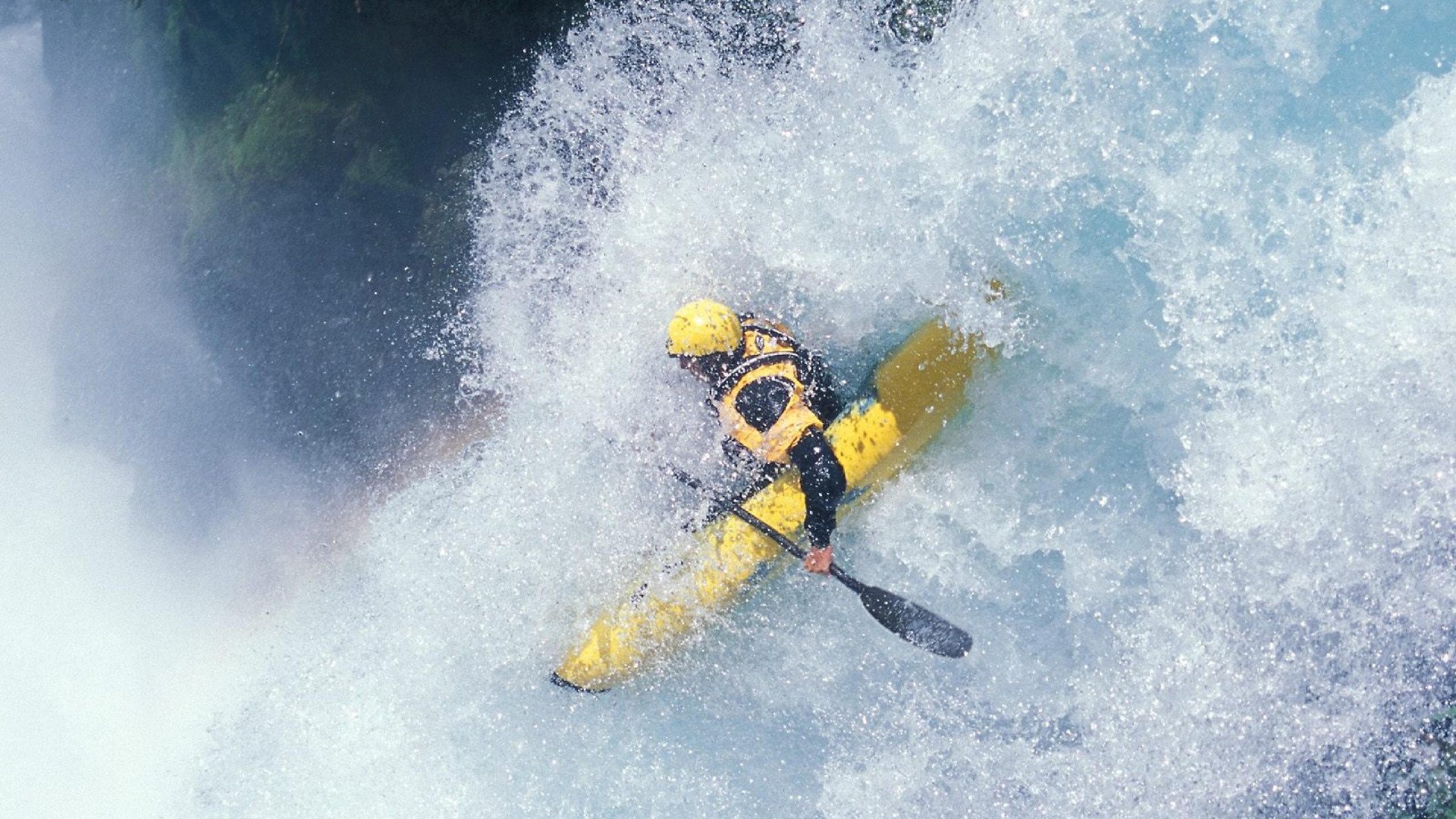 纳达尔法网强势回归，直落三盘晋级次轮展现王者风范